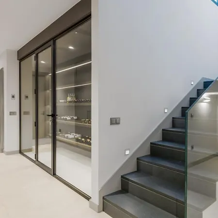 Brand New Modern 5 Bdrm In Puerto Banus