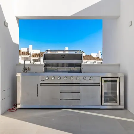 Brand New Modern 5 Bdrm In Puerto Banus *